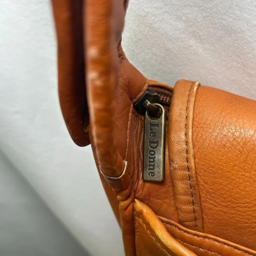 Le Donne Leather Messenger Bag, crafted from Colombian Vaquetta leather